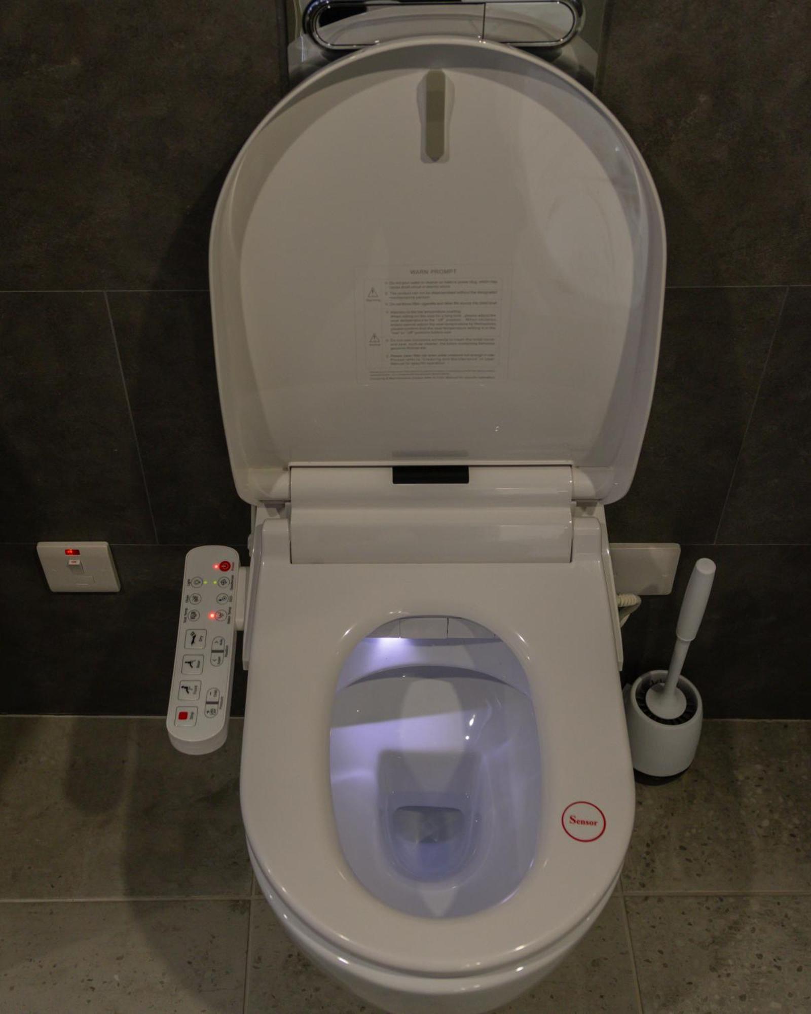 Apartment Jucuzzi Bath. Japanese Toilet. Centre.