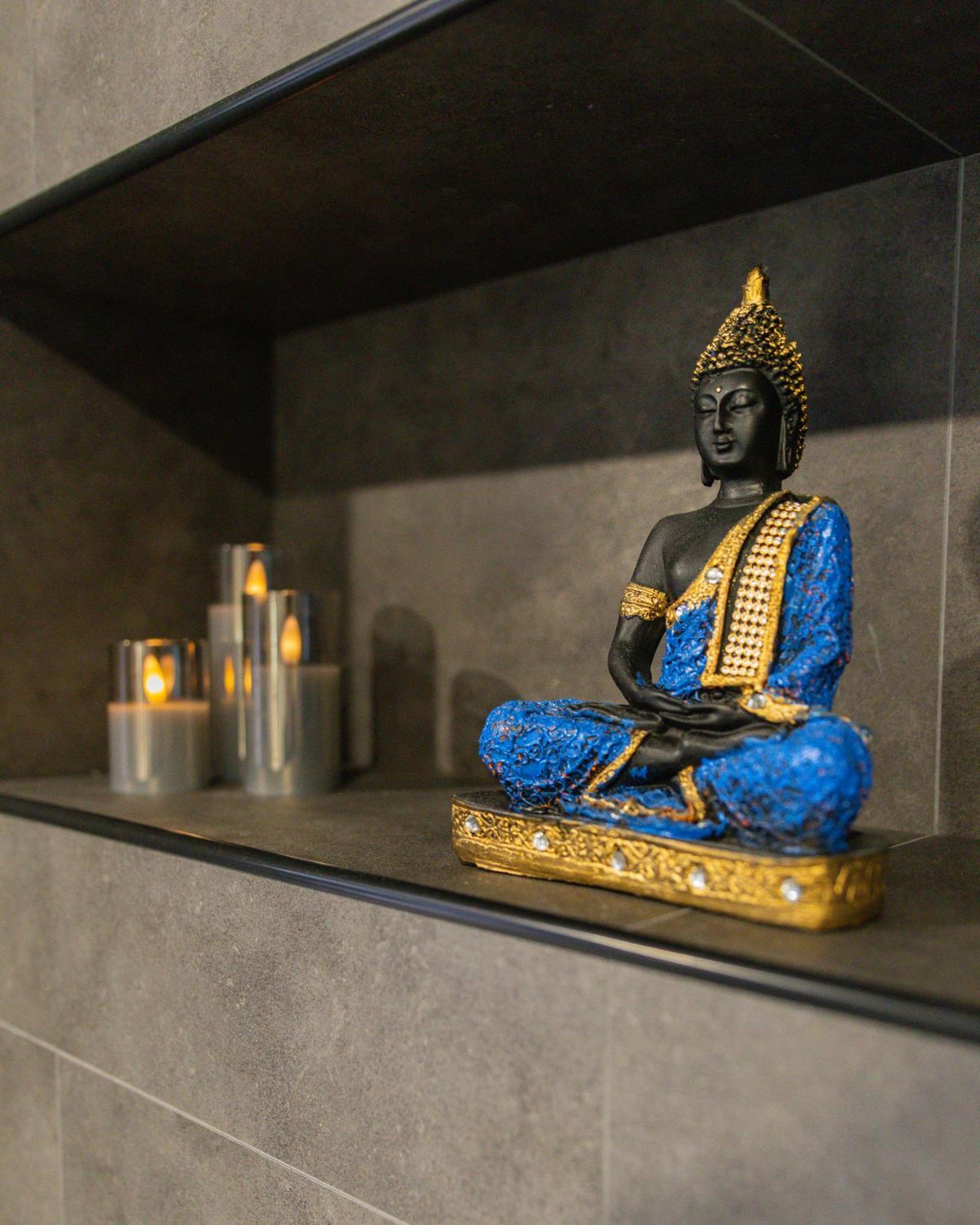 Apartment Jucuzzi Bath. Japanese Toilet. Centre. *
