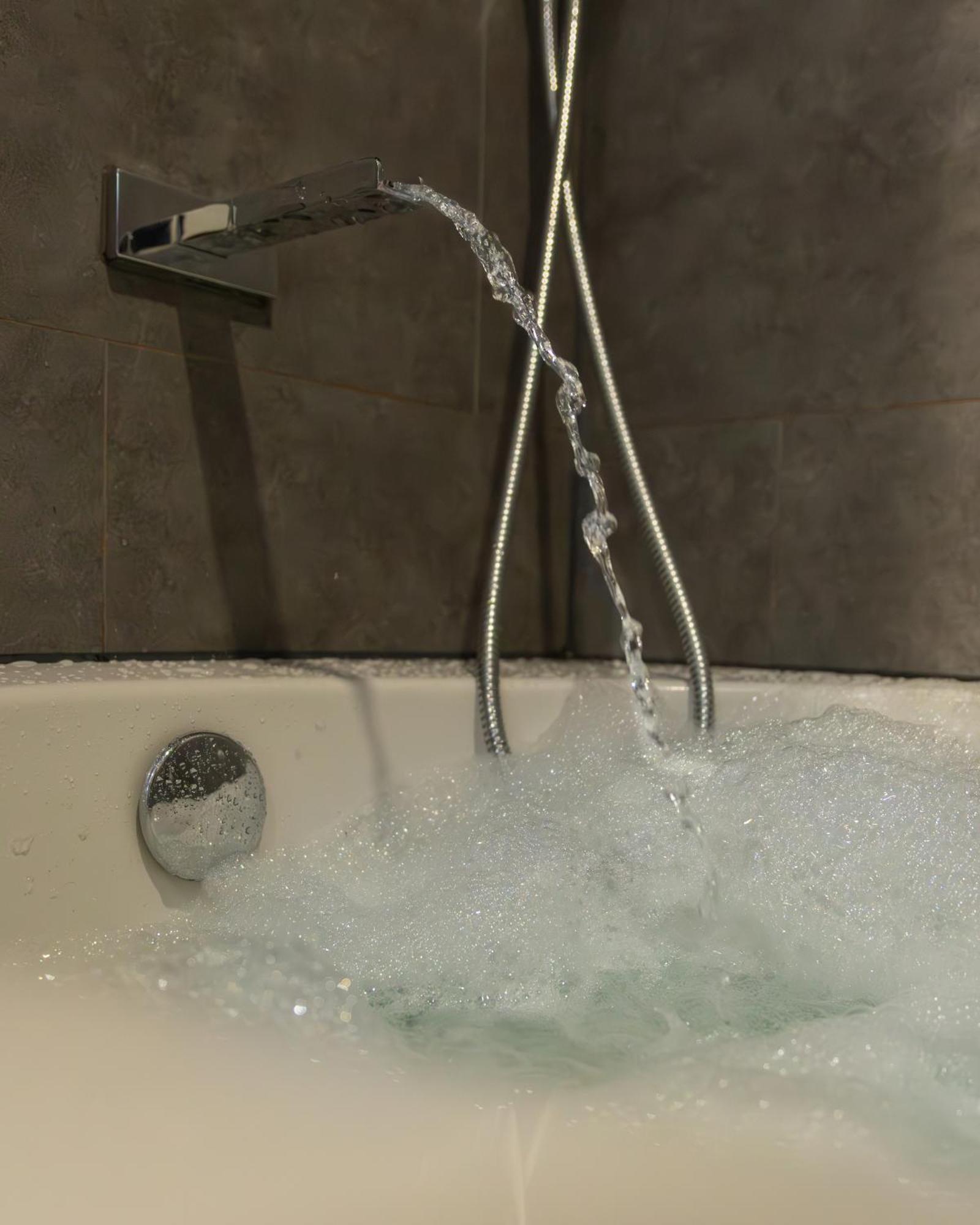 Apartment Jucuzzi Bath. Japanese Toilet. Centre.