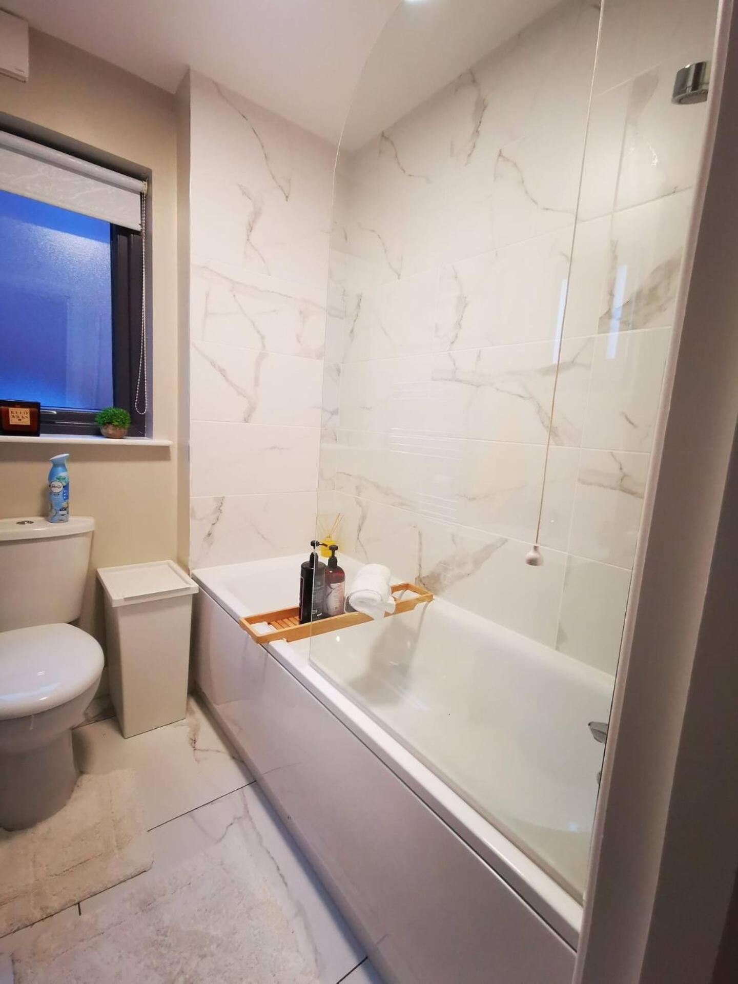 2 Bedroom Luxurious Modern Apartment *