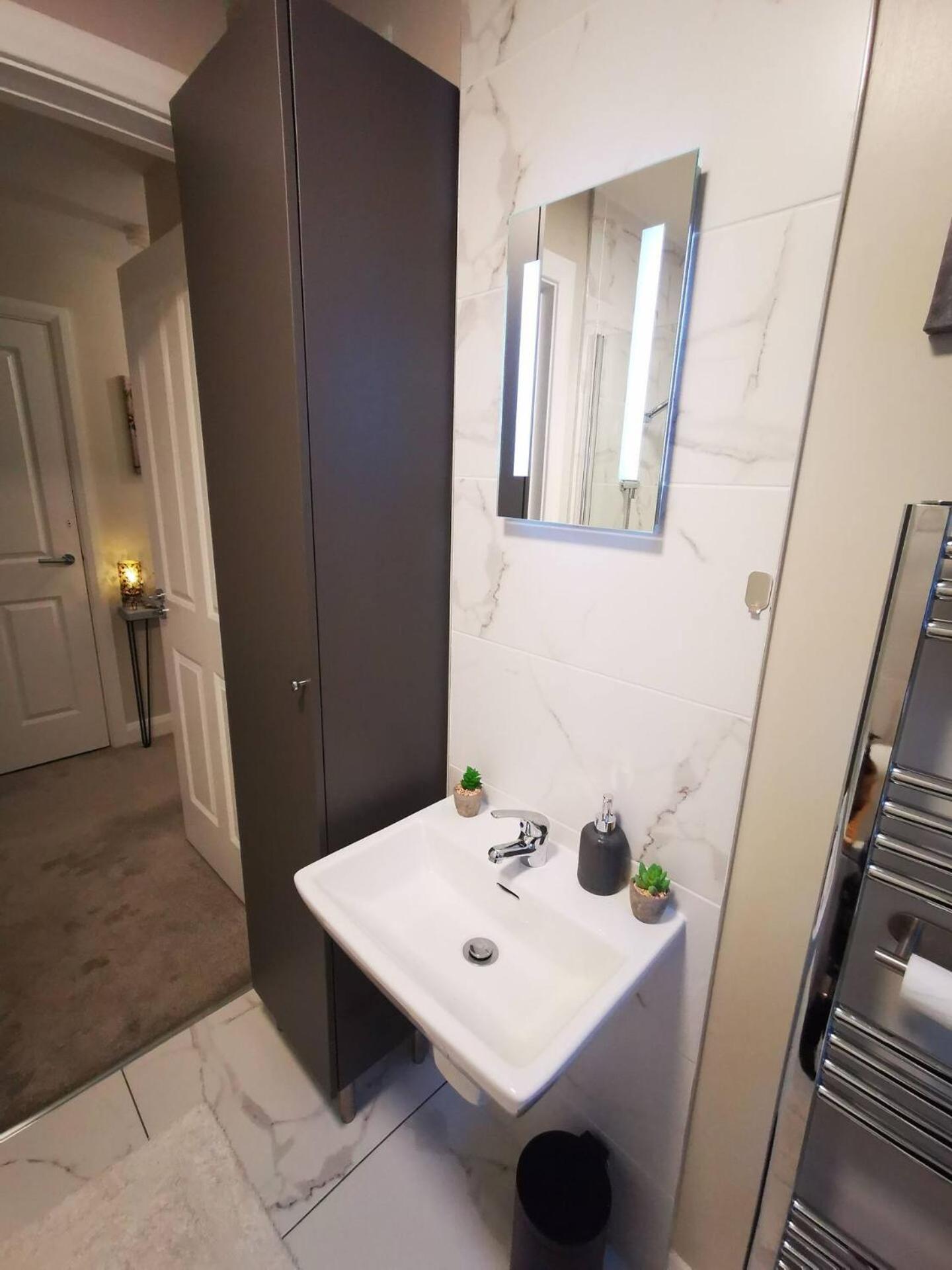 2 Bedroom Luxurious Modern *