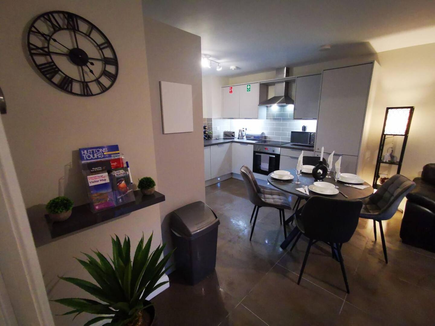 2 Bedroom Luxurious Modern Apartment *
