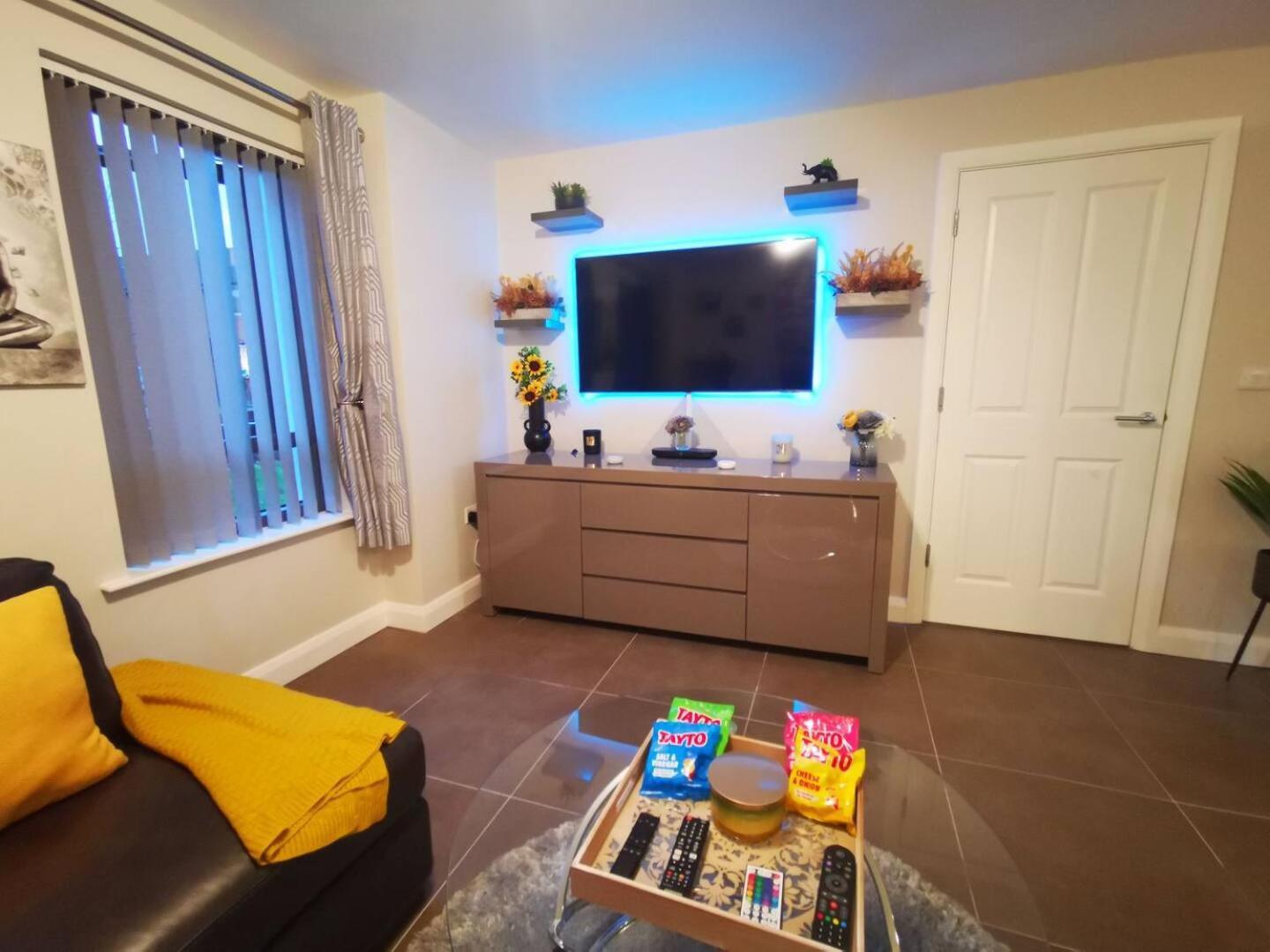 2 Bedroom Luxurious Modern Apartment *