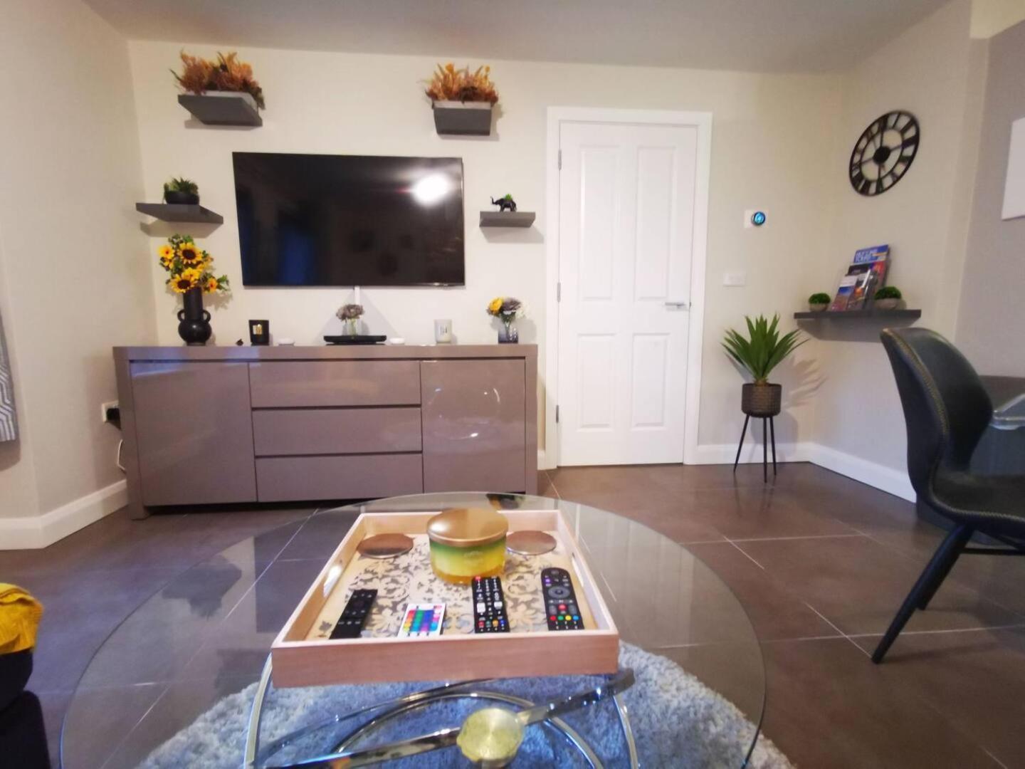 2 Bedroom Luxurious Modern Apartment *