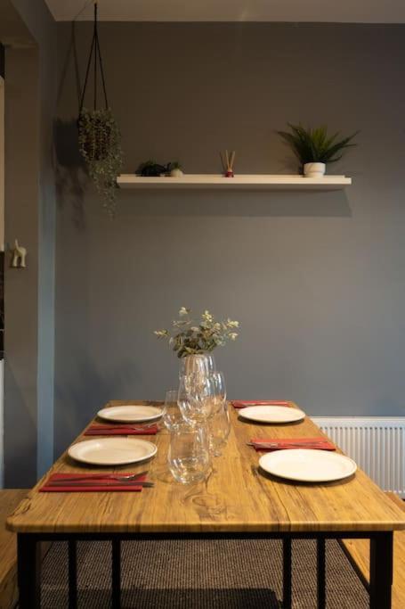 Vibrant Centre Townhouse With Free Parking Rare Outdoor Patio * Belfast