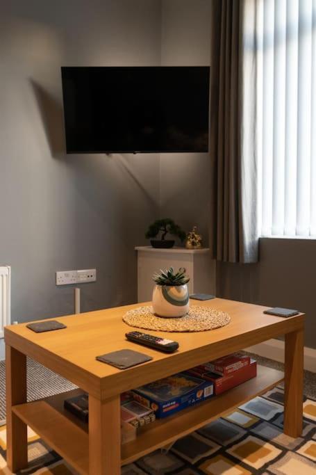 Holiday home Vibrant Centre Townhouse With Free Parking Rare Outdoor Patio