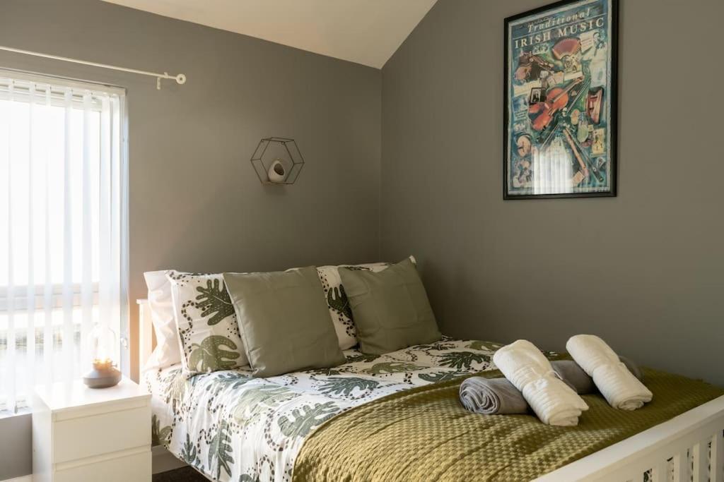 Vibrant Centre Townhouse With Free Parking Rare Outdoor Patio