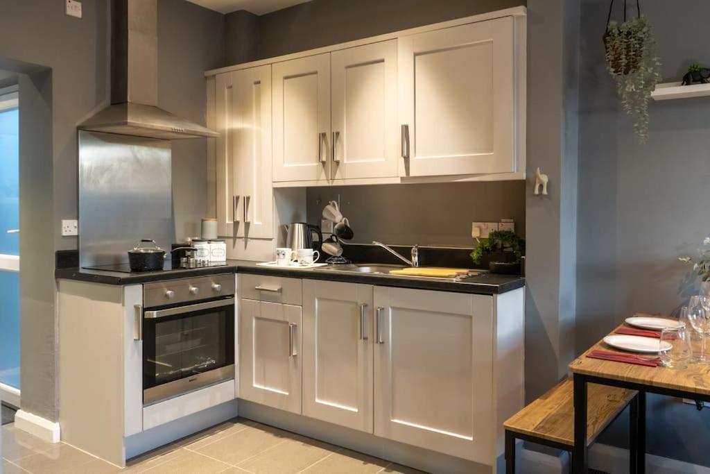 Vibrant Centre Townhouse With Free Parking Rare Outdoor Patio Holiday home Belfast