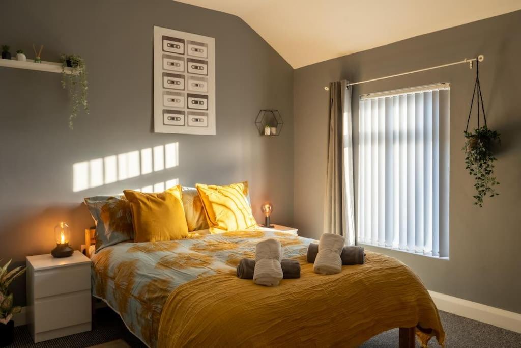 Vibrant Centre Townhouse With Free Parking Rare Outdoor Patio