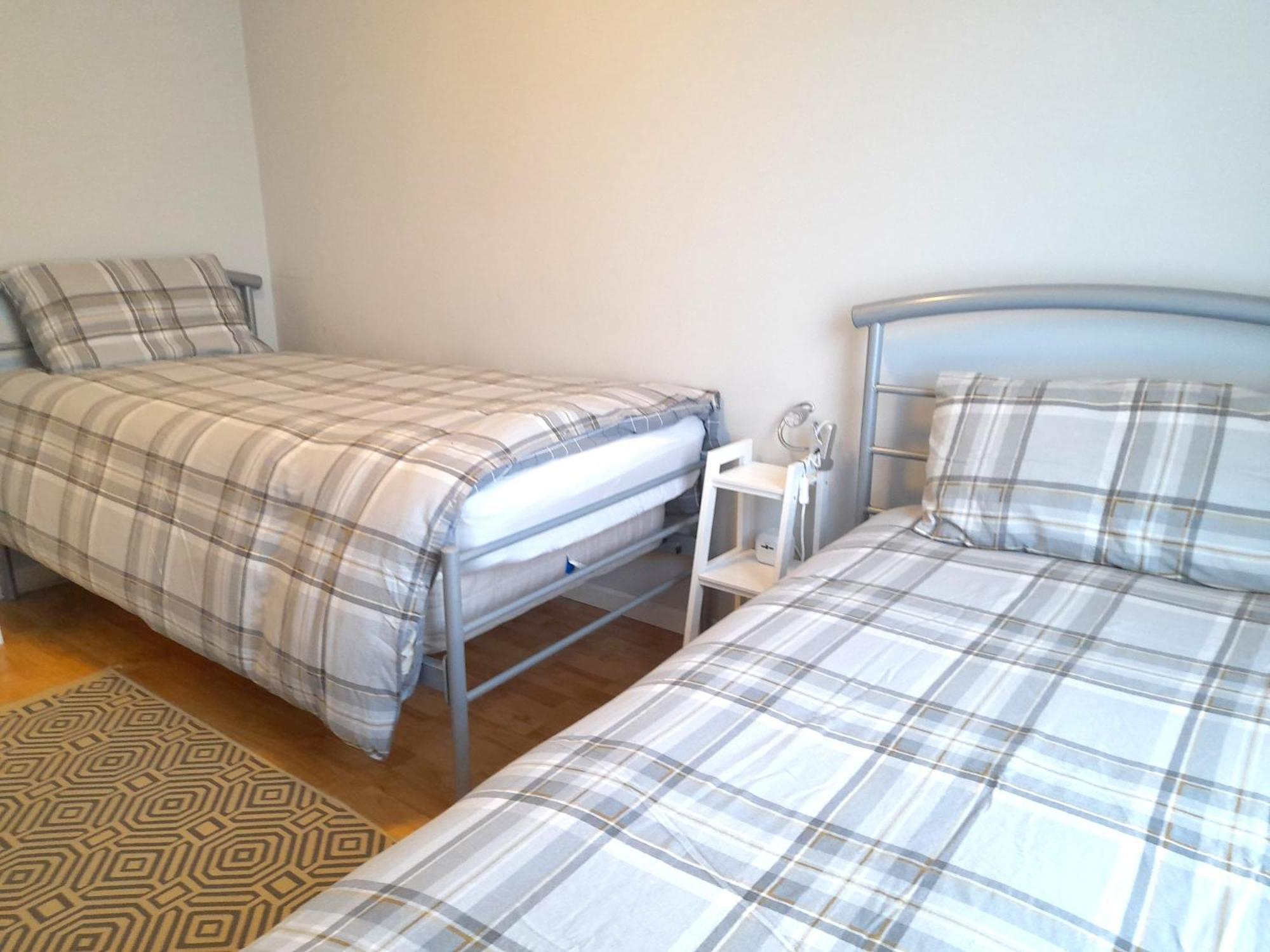 Apartment Excellent Location - City Centre - Parking - 4 Beds -2 Bedrooms *