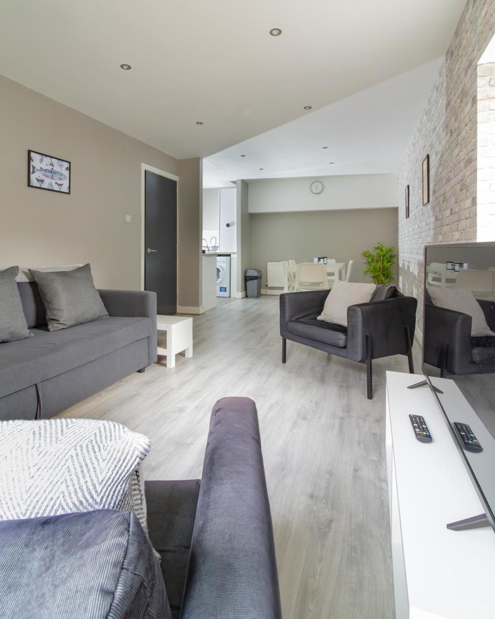 Quarters: Modern Centre Hub 3 Bed *