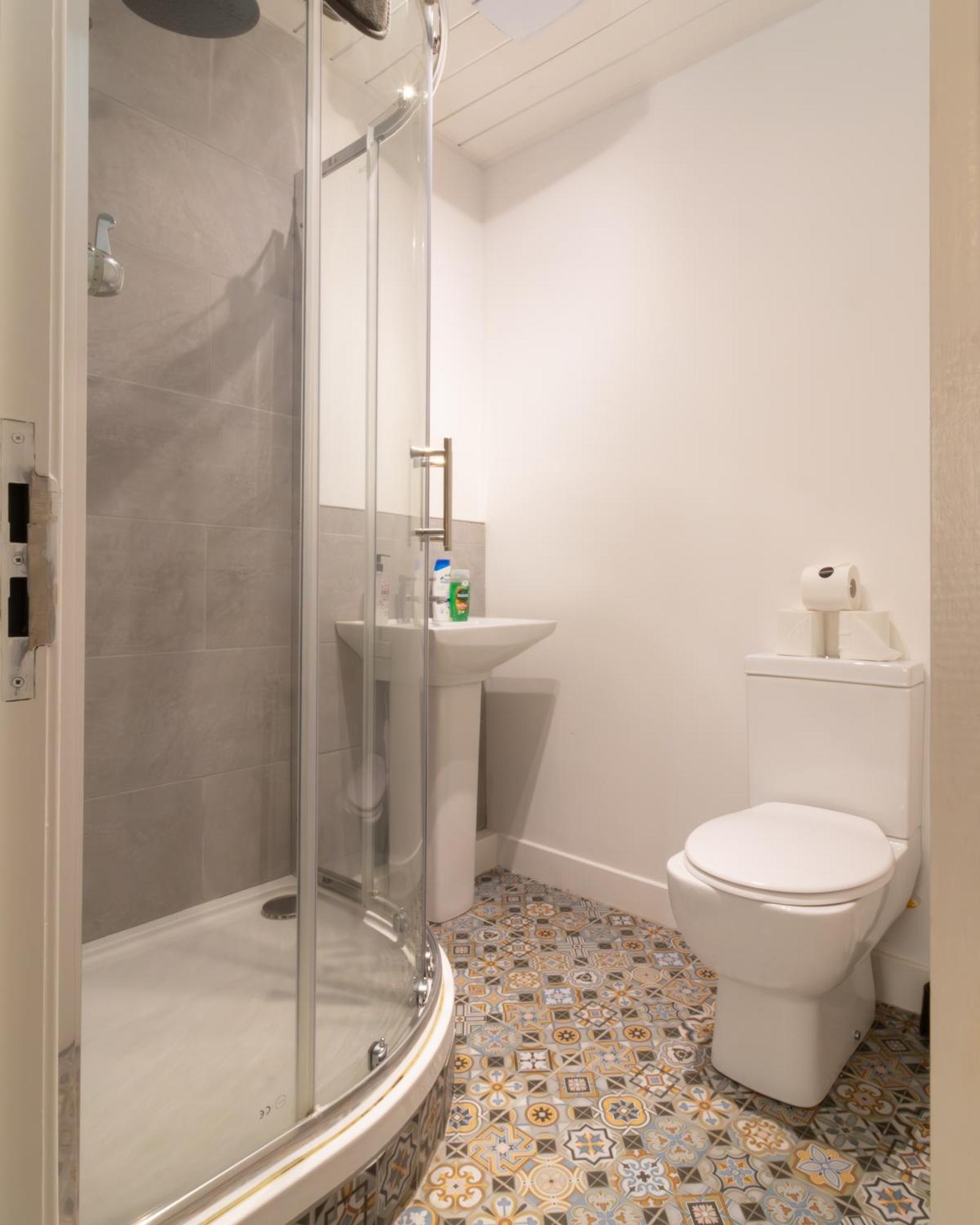 Quarters: Modern Centre Hub 3 Bed Apartment *