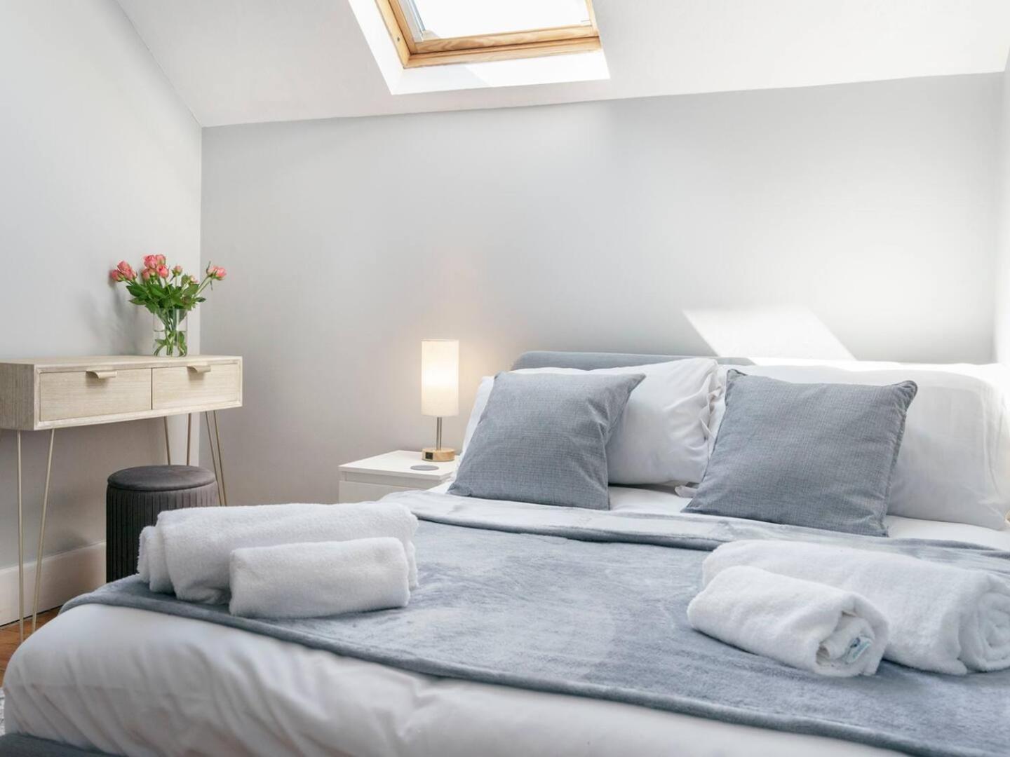 Pass The Keys 4 Bedrooms Cafes Shops 6 Mins To Centre Holiday home *