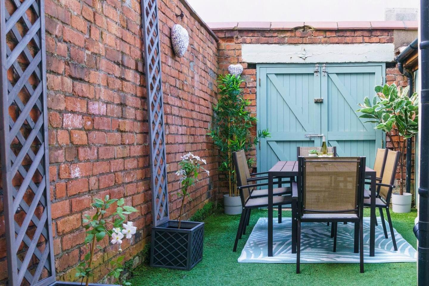 Pass The Keys 4 Bedrooms Cafes Shops 6 Mins To Centre Holiday home Belfast