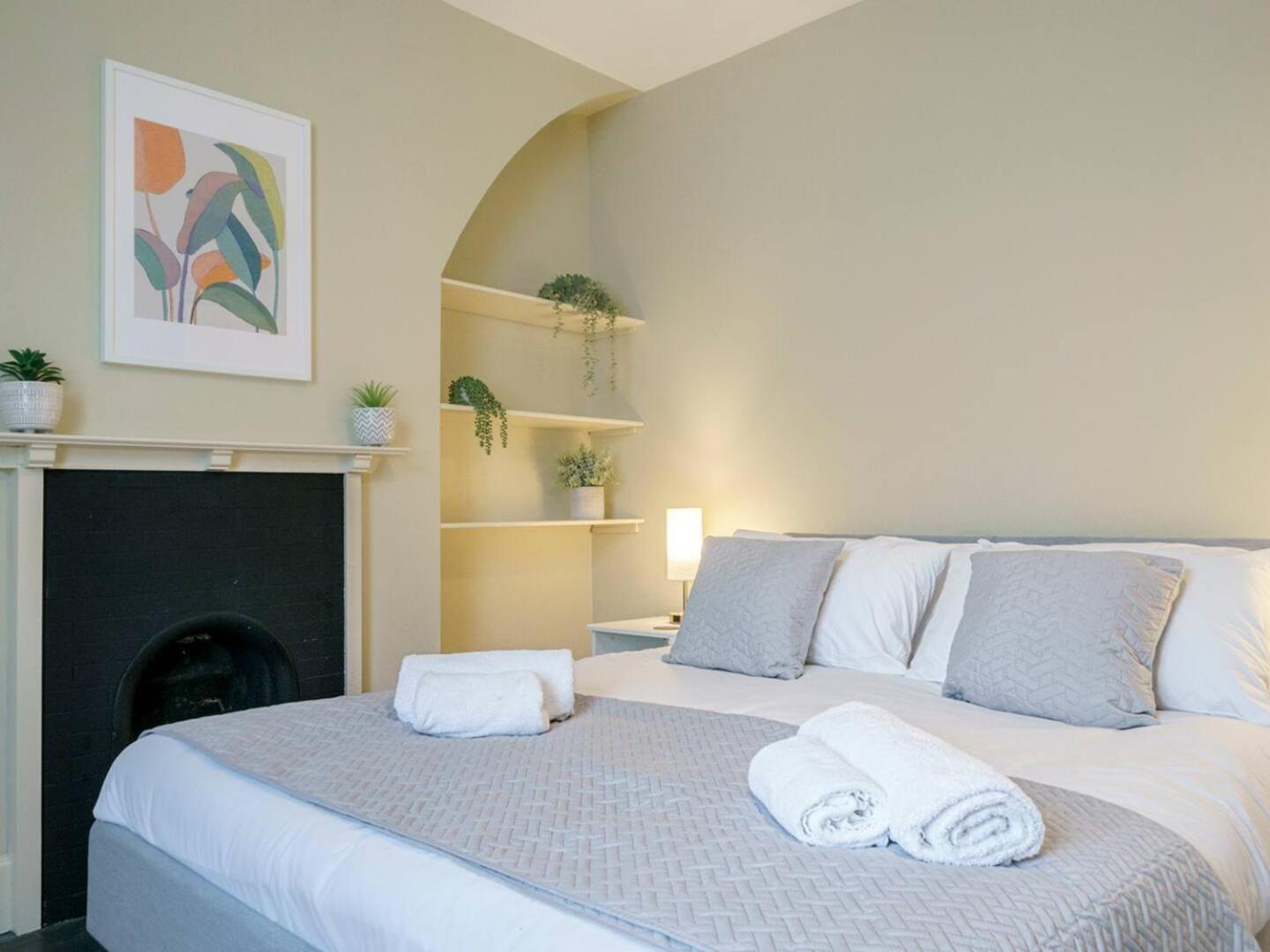 Pass The Keys 4 Bedrooms Cafes Shops 6 Mins To Centre Holiday home
