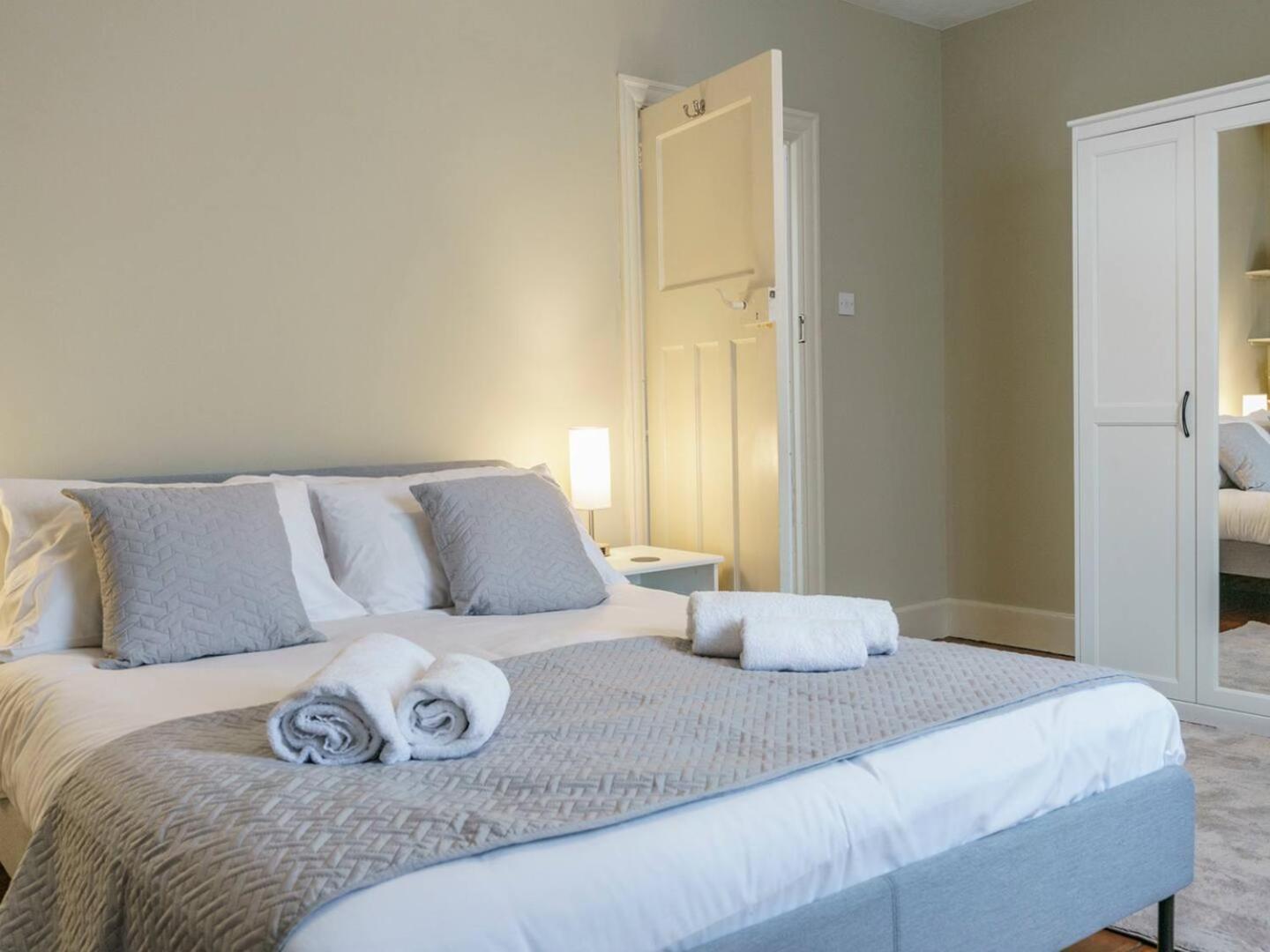 Holiday home Pass The Keys 4 Bedrooms Cafes Shops 6 Mins To Centre *