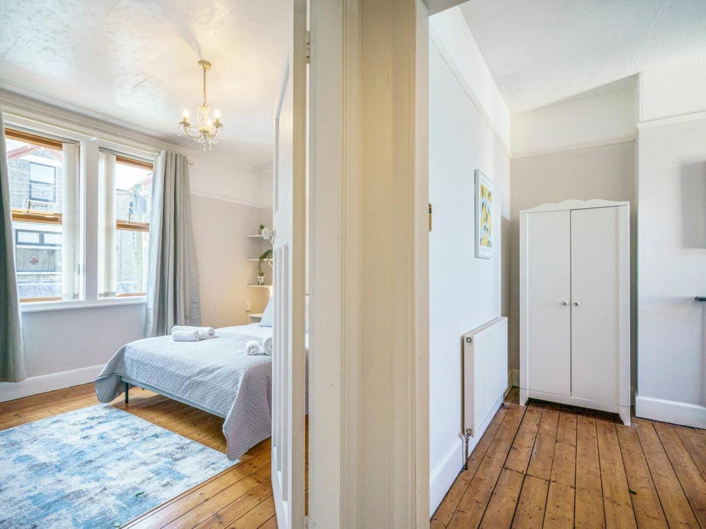 Pass The Keys 4 Bedrooms Cafes Shops 6 Mins To Centre *