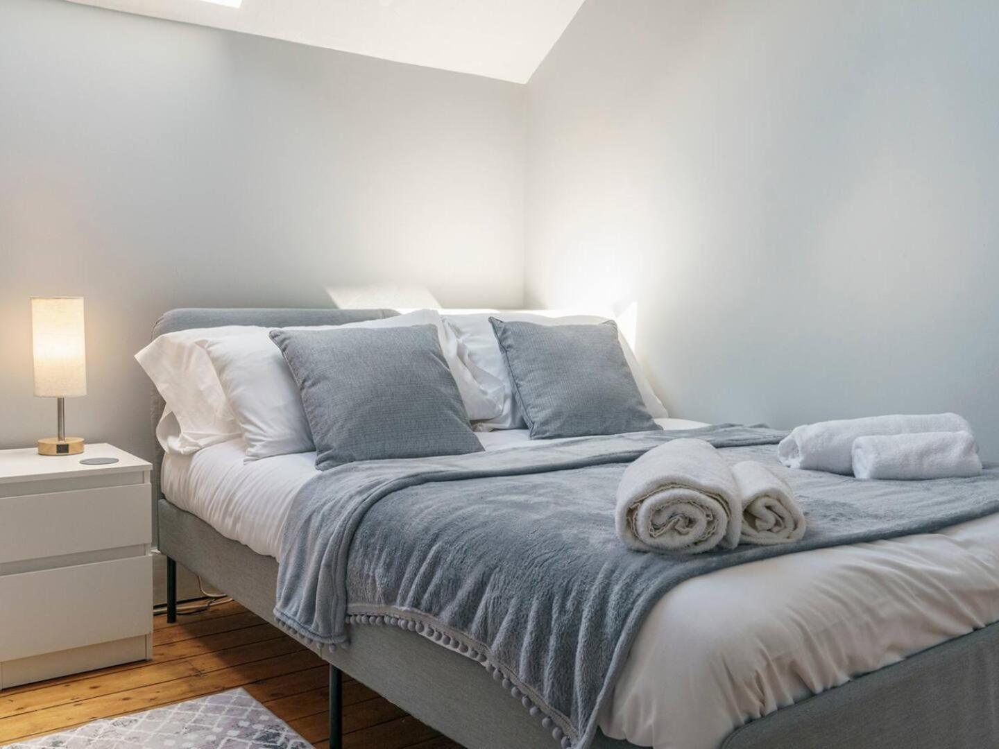 Pass The Keys 4 Bedrooms Cafes Shops 6 Mins To Centre Holiday home
