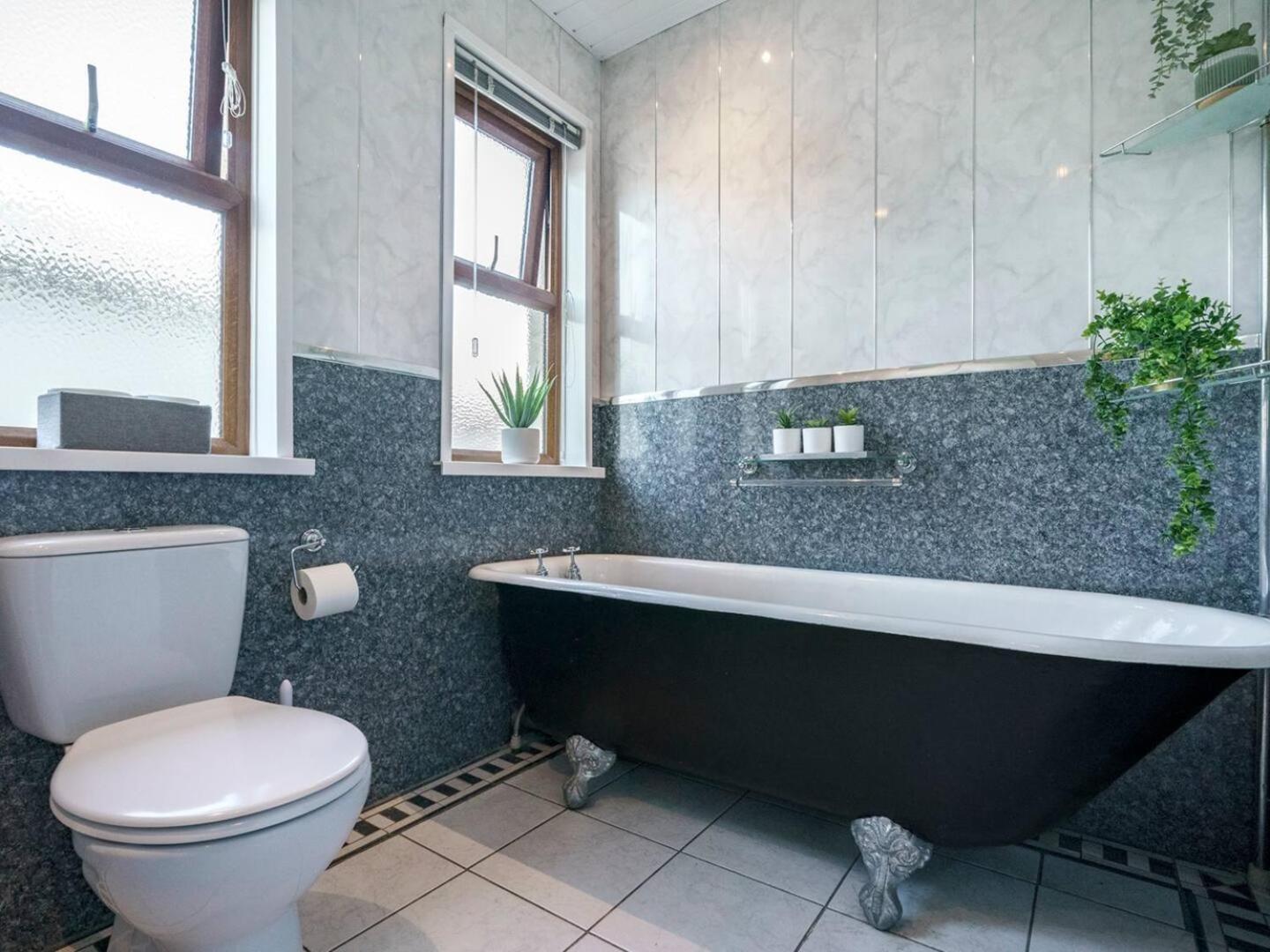 Pass The Keys 4 Bedrooms Cafes Shops 6 Mins To Centre
