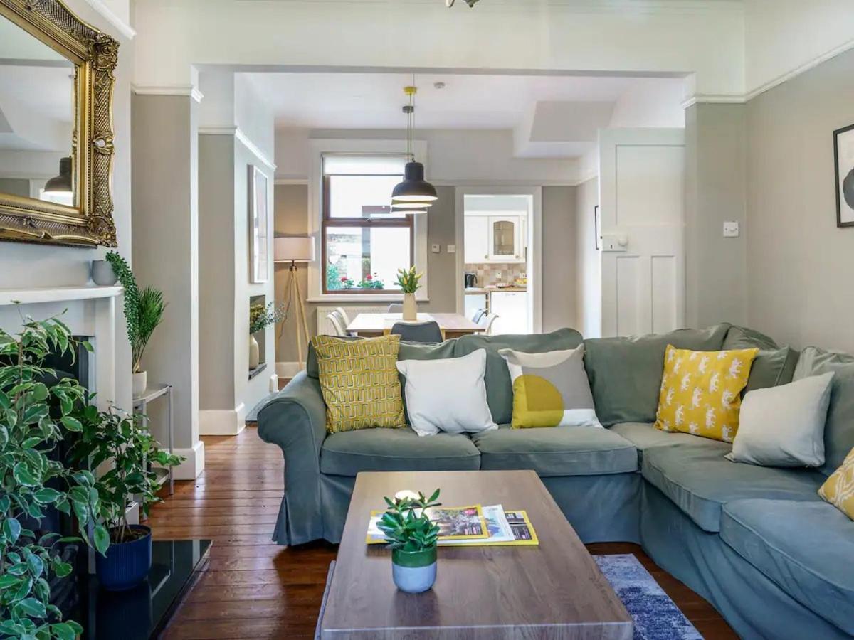Pass The Keys 4 Bedrooms Cafes Shops 6 Mins To Centre Holiday home