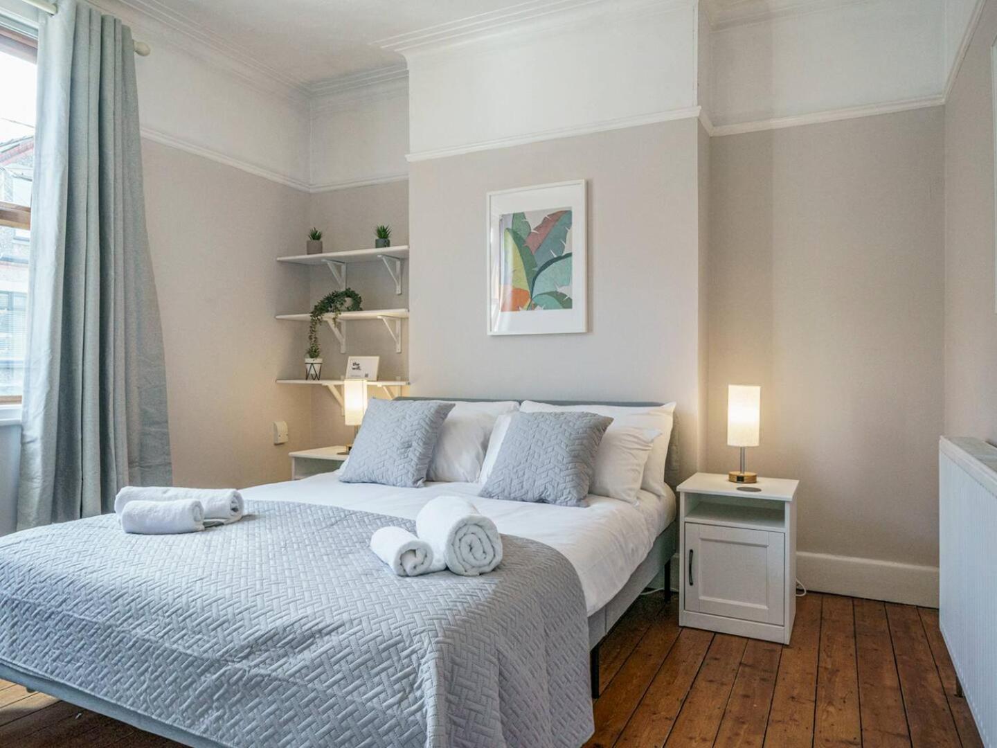 Pass The Keys 4 Bedrooms Cafes Shops 6 Mins To Centre Holiday home