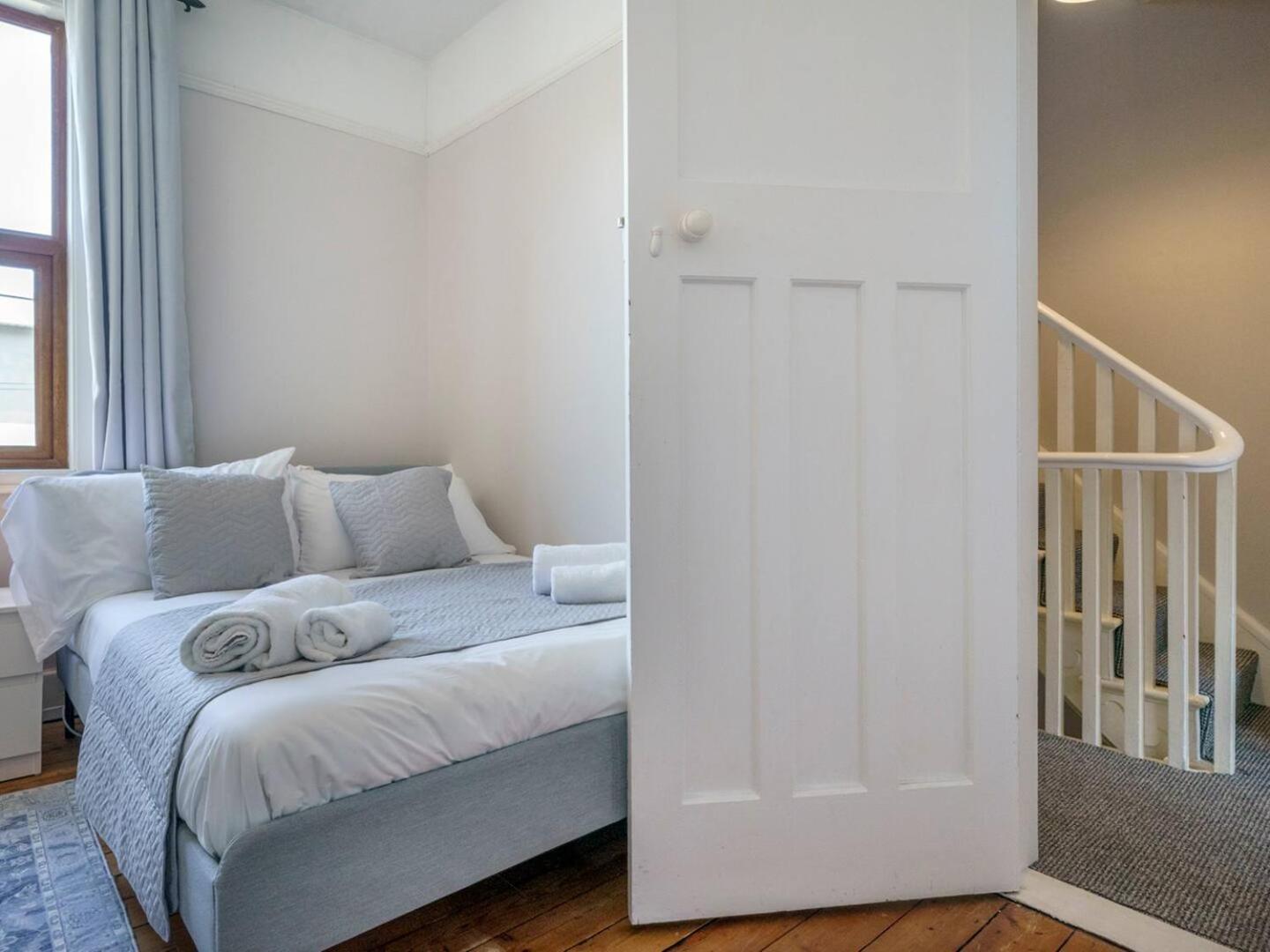Pass The Keys 4 Bedrooms Cafes Shops 6 Mins To Centre Holiday home *