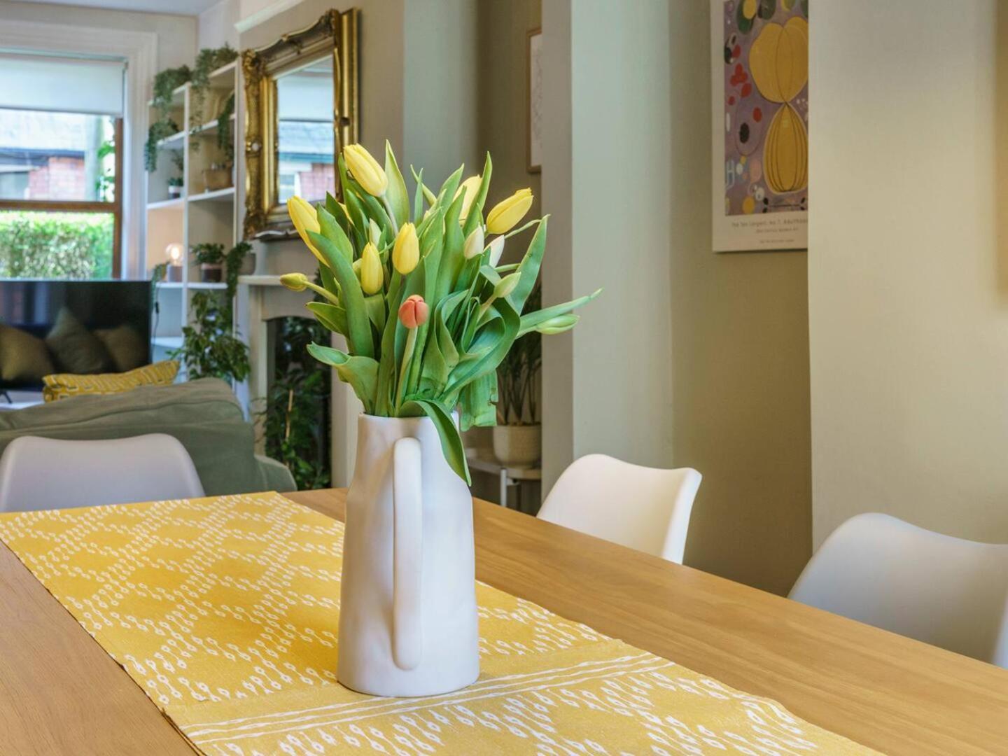 Pass The Keys 4 Bedrooms Cafes Shops 6 Mins To Centre Holiday home Belfast