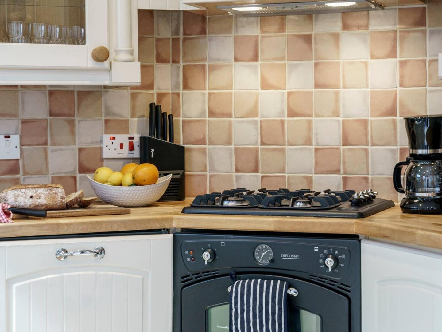 Pass The Keys 4 Bedrooms Cafes Shops 6 Mins To Centre Holiday home