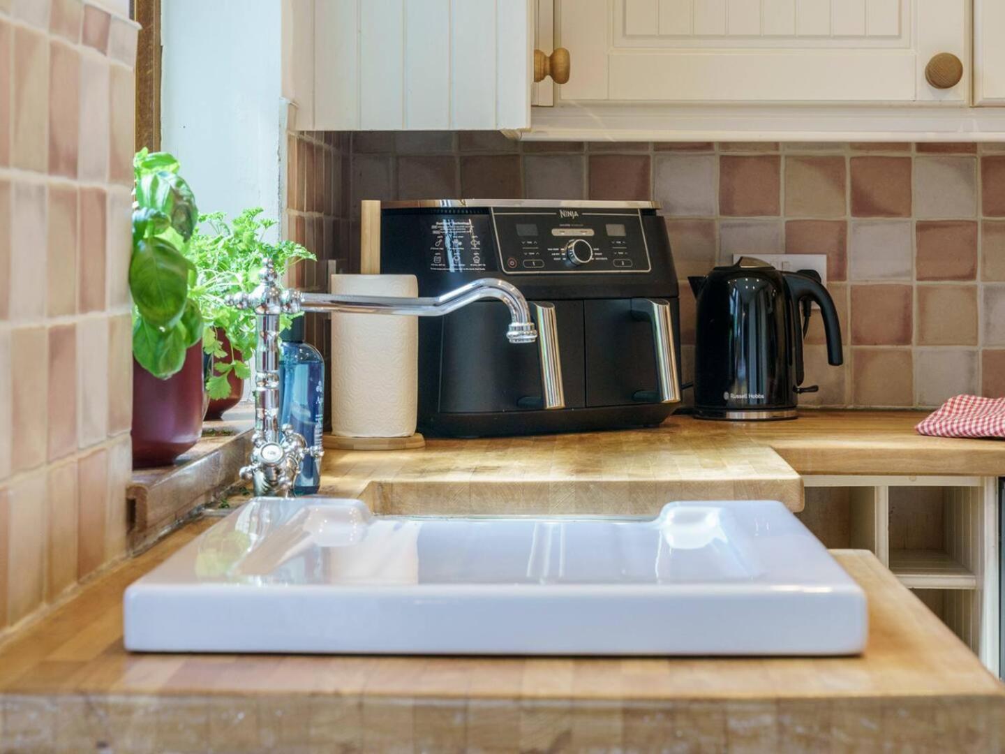 Pass The Keys 4 Bedrooms Cafes Shops 6 Mins To Centre