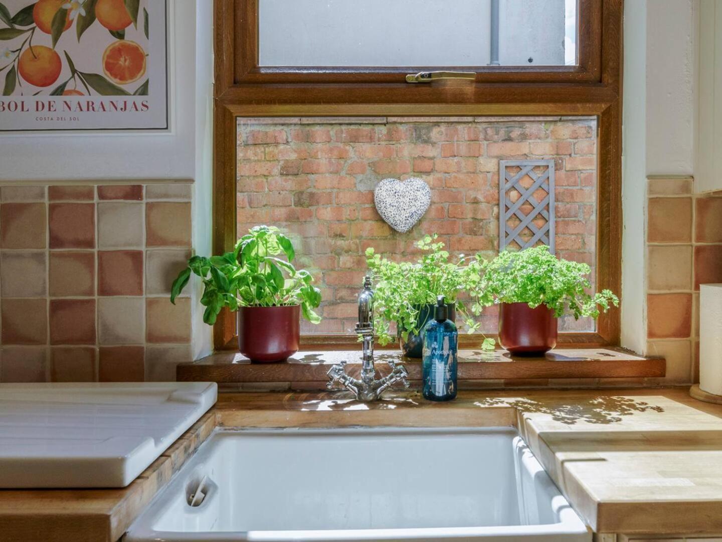 Pass The Keys 4 Bedrooms Cafes Shops 6 Mins To Centre Holiday home *