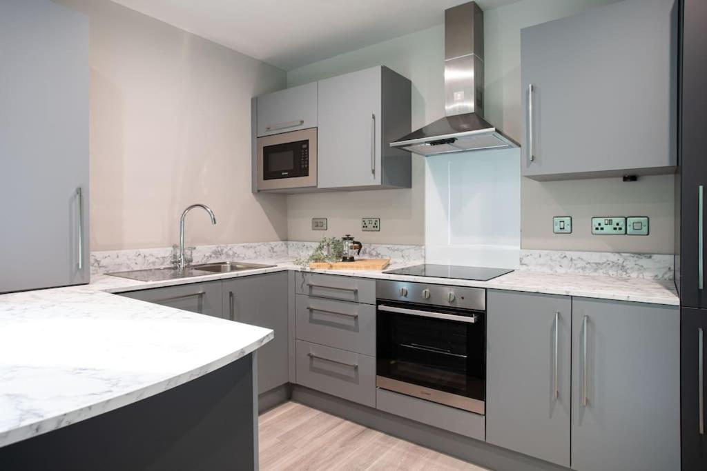 Stunning 2br Next To The Airport Bhd - Free Parking