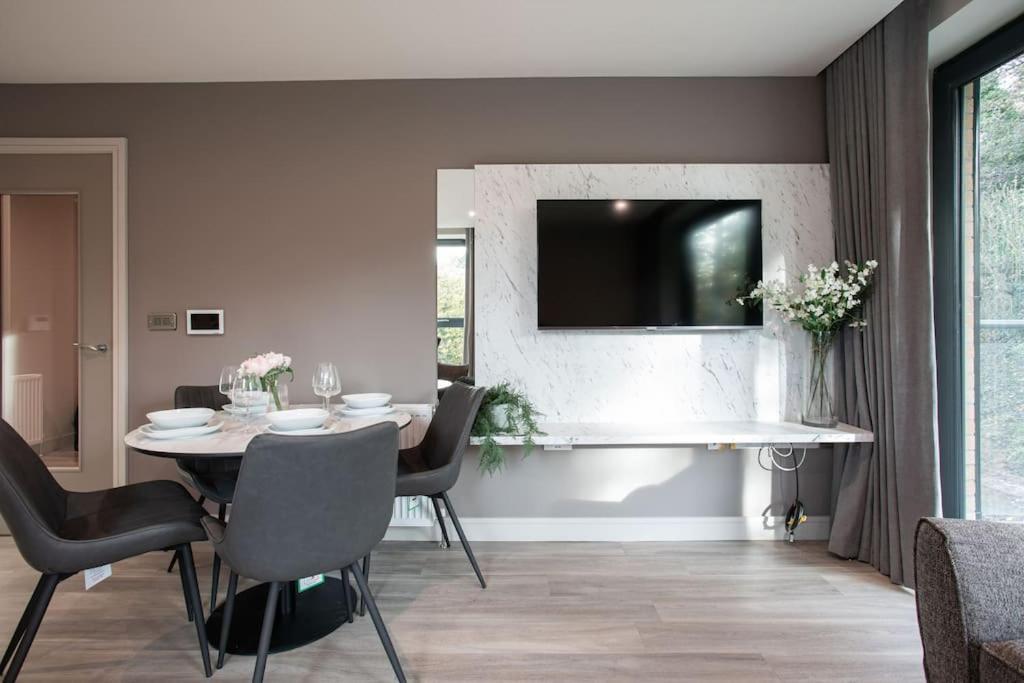 Stunning 2br Next To The Airport Bhd - Free Parking Apartment *