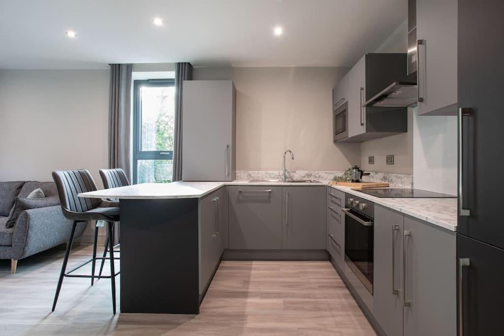 Apartment Stunning 2br Next To The Airport Bhd - Free Parking *