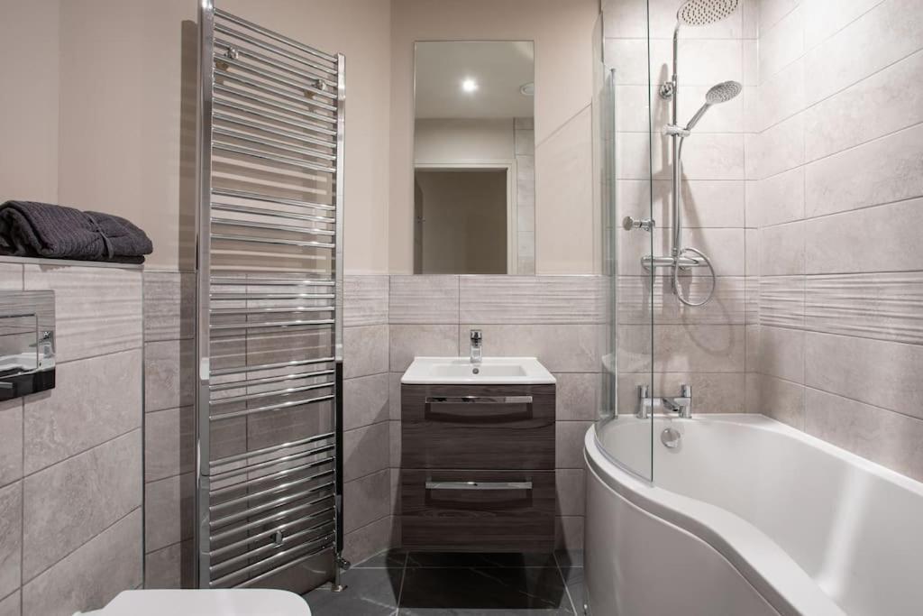 Stunning 2br Next To The Airport Bhd - Free Parking Apartment *
