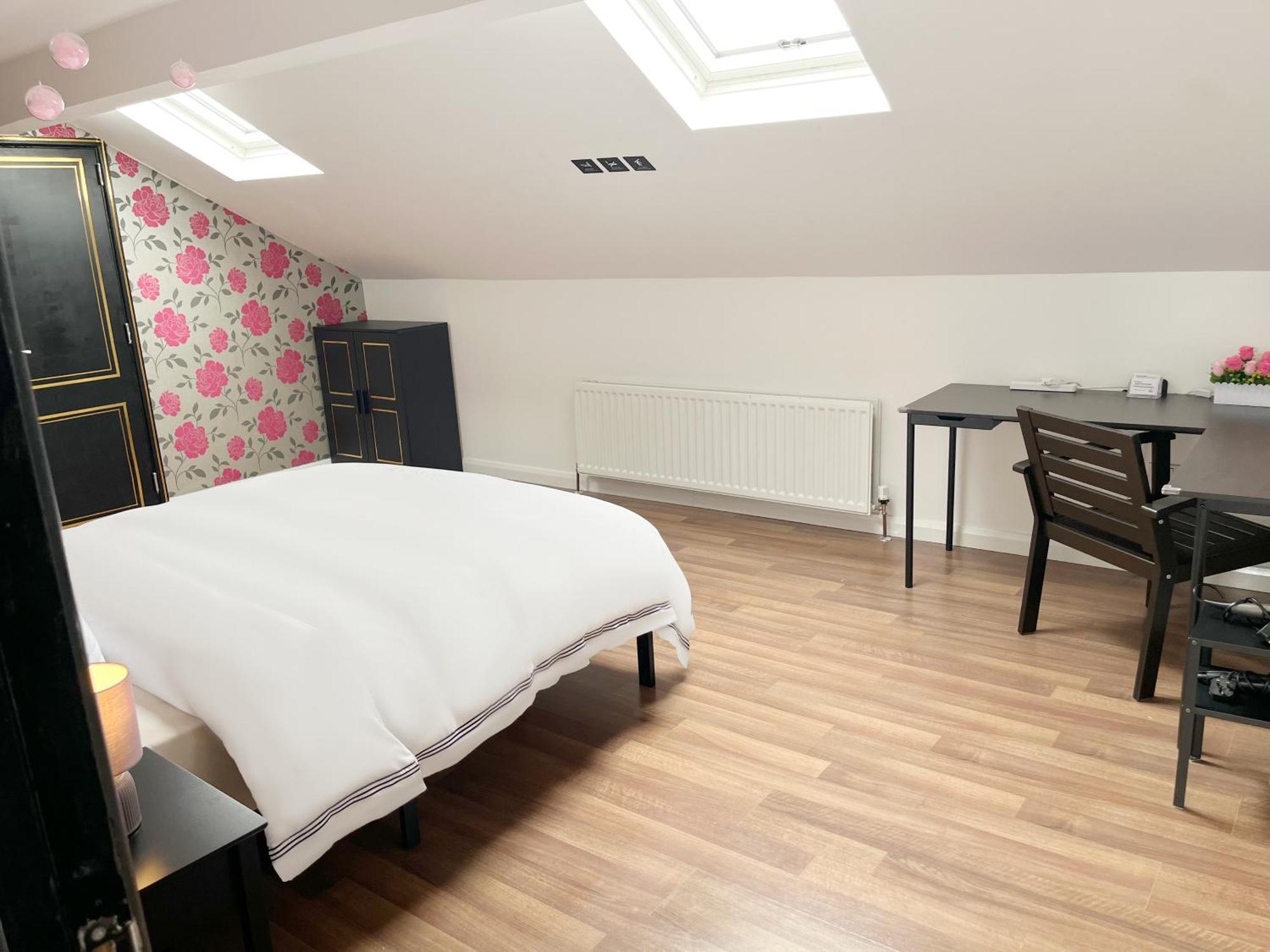 Entire Pinkapt - Free Parking - Up To 4 Guests - 3 Beds - Close To Centre Apartment *