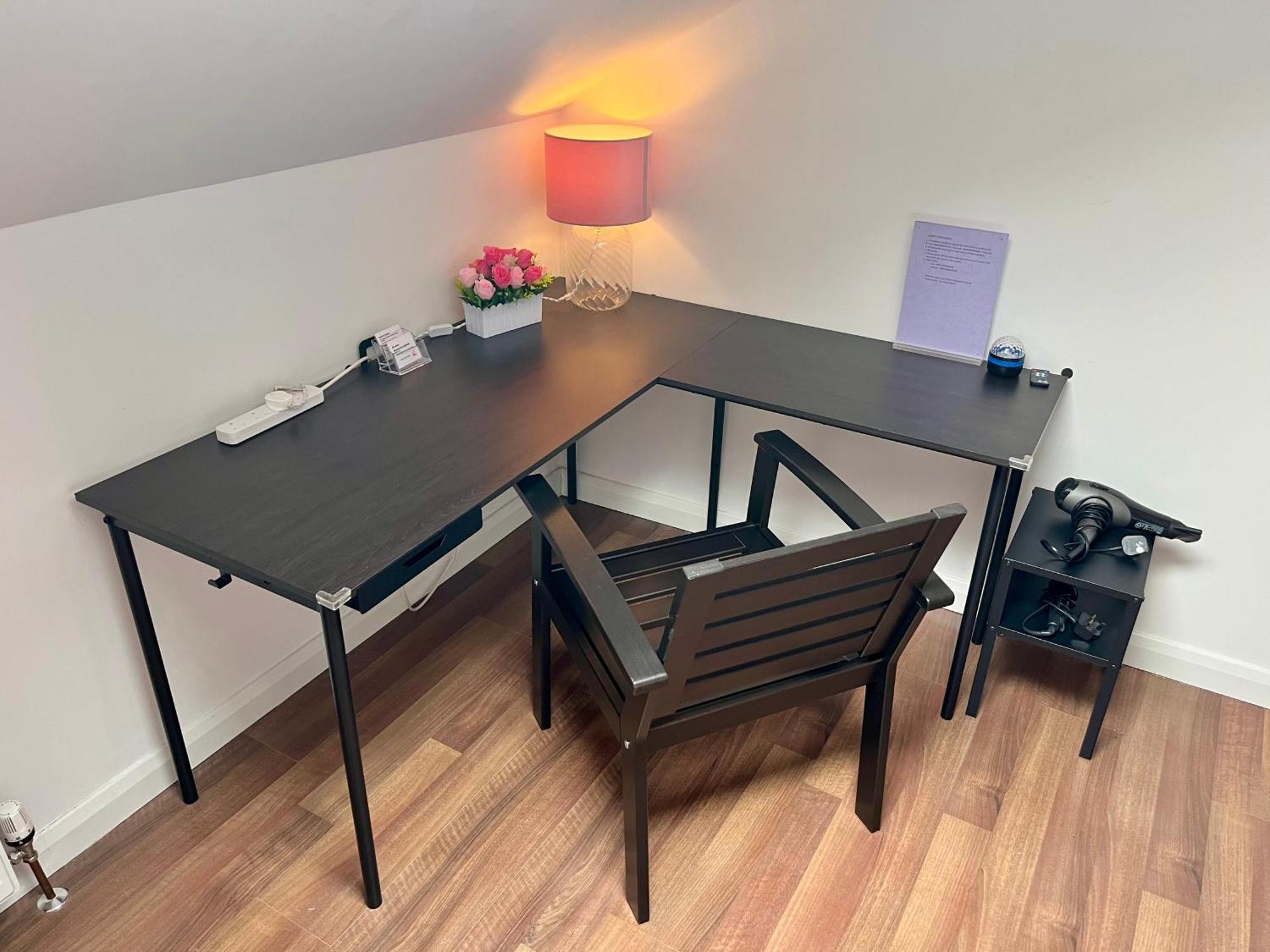 Apartment Entire Pinkapt - Free Parking - Up To 4 Guests - 3 Beds - Close To Centre
