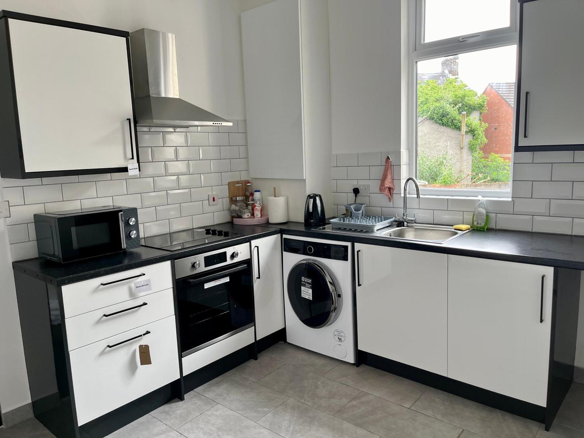 Entire Pinkapt - Free Parking - Up To 4 Guests - 3 Beds - Close To Centre