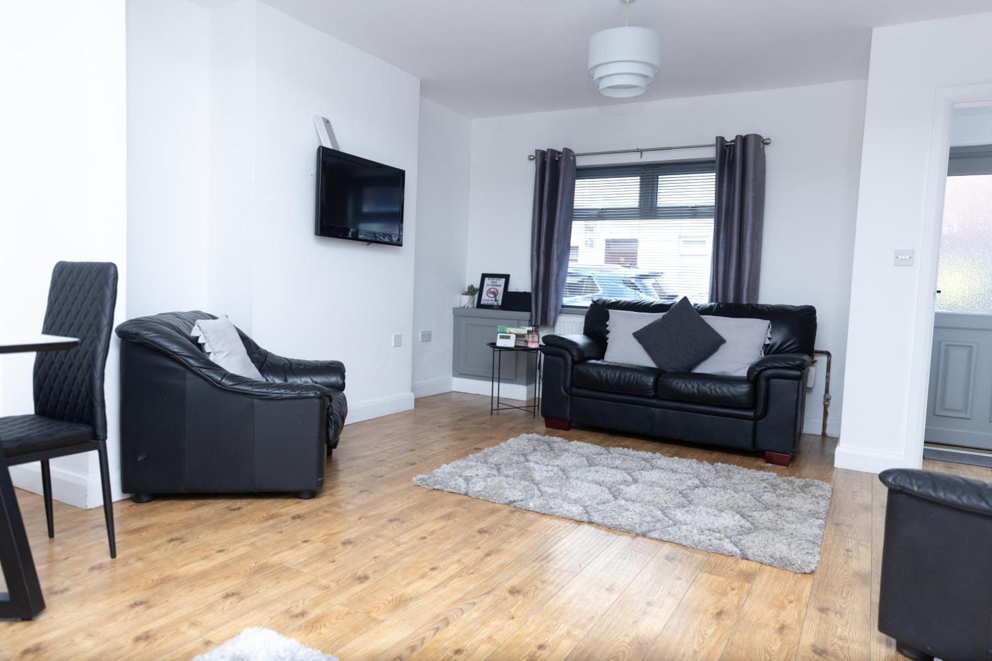 Cheerful 3-bedroom With Free Street Parking Apartment *