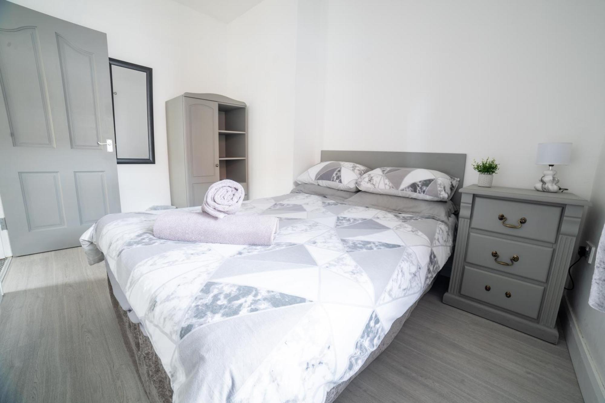 Cheerful 3-bedroom With Free Street Parking *