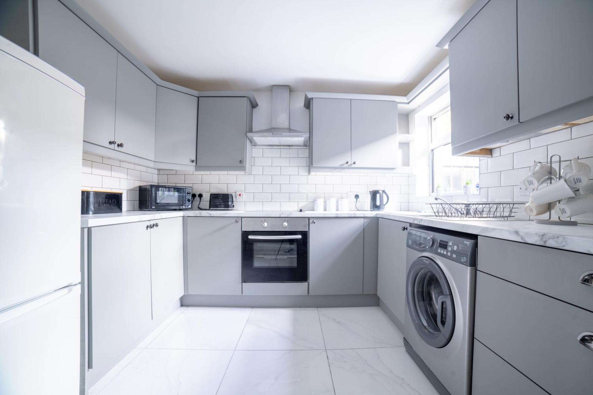 Cheerful 3-bedroom With Free Street Parking Apartment