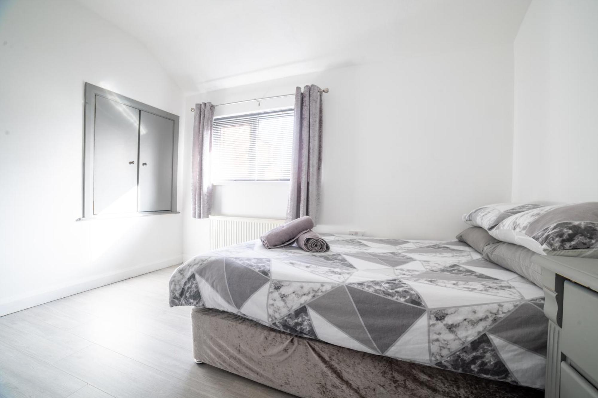 Cheerful 3-bedroom With Free Street Parking Apartment *