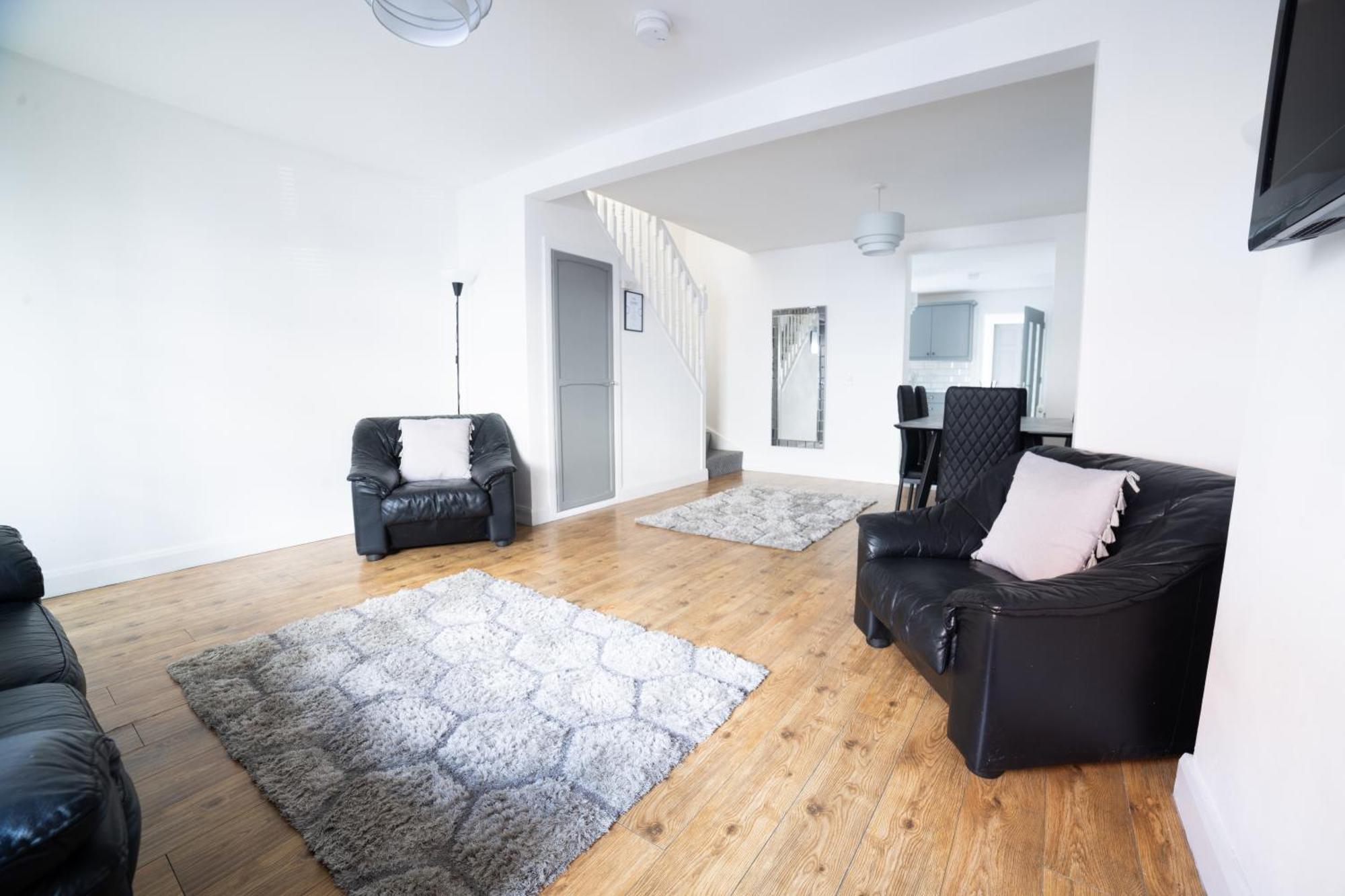 Cheerful 3-bedroom With Free Street Parking Apartment *