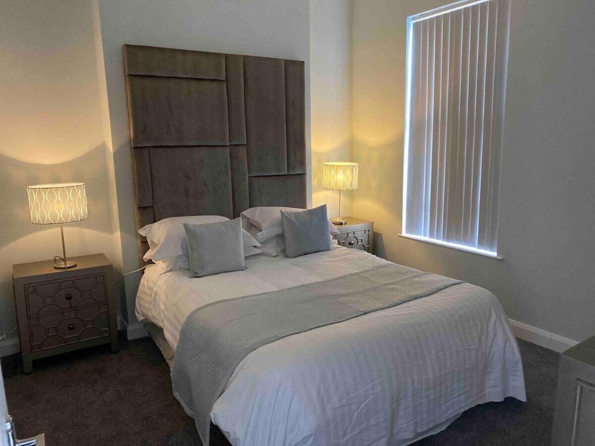 Centre 3 Bdr Townhouse By Breaks Apartment *