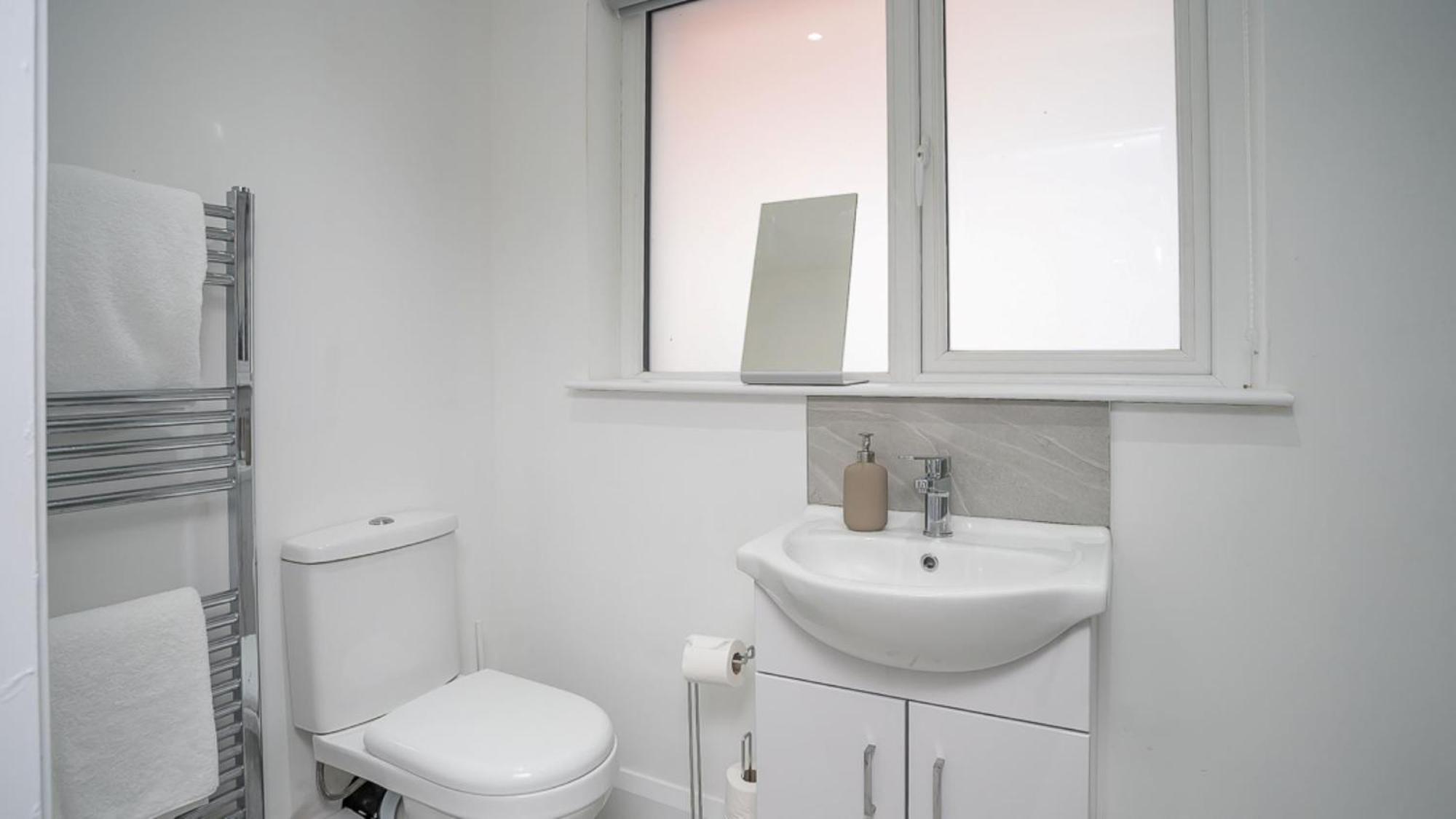 Luxury 4 Bdr House By Breaks Holiday home Belfast