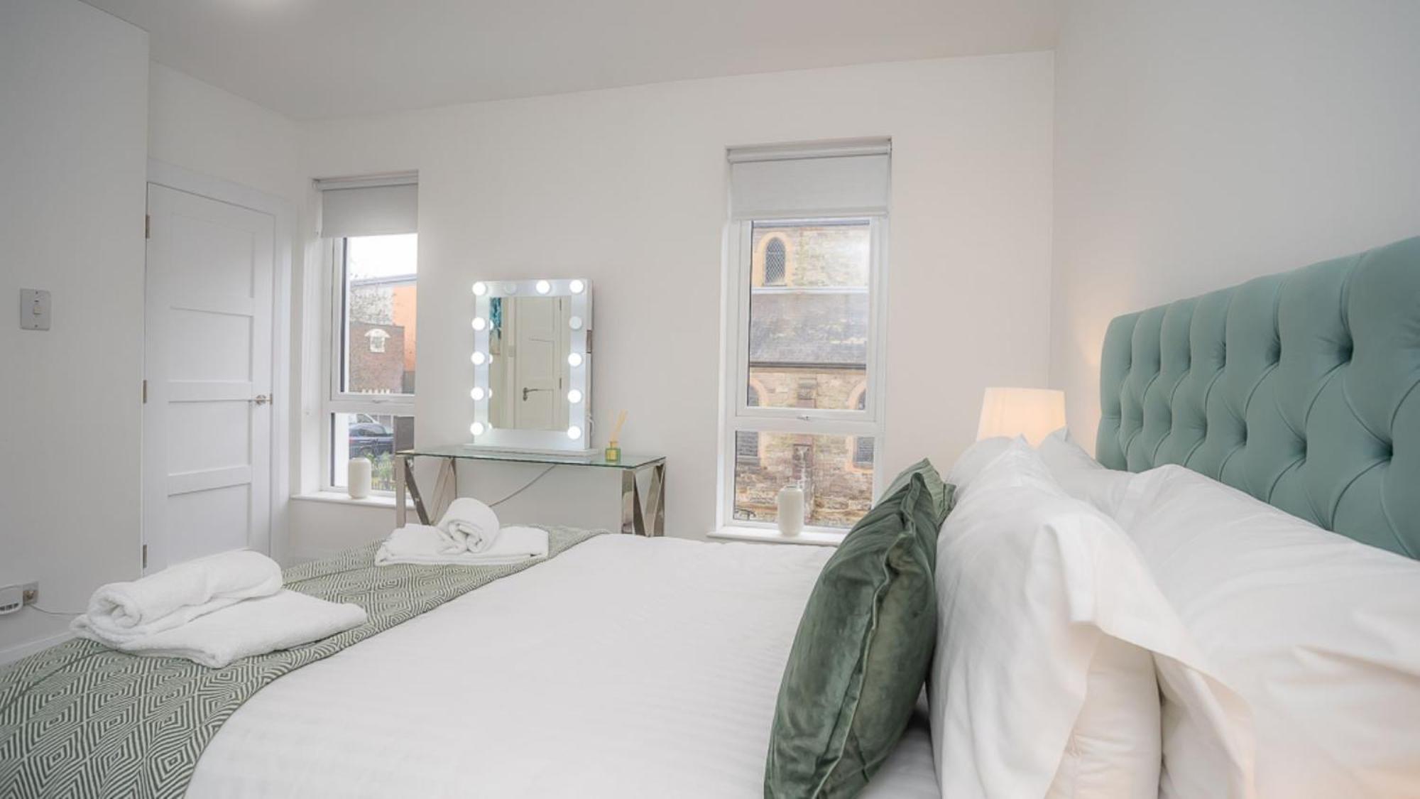 Luxury 4 Bdr House By Breaks Holiday home *