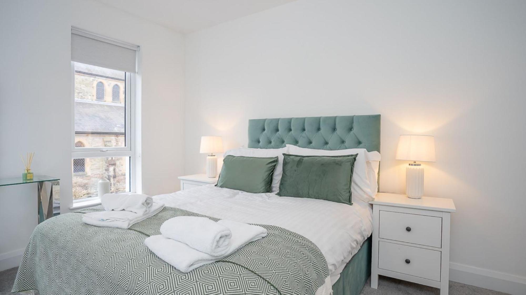 Luxury 4 Bdr House By Breaks Holiday home *