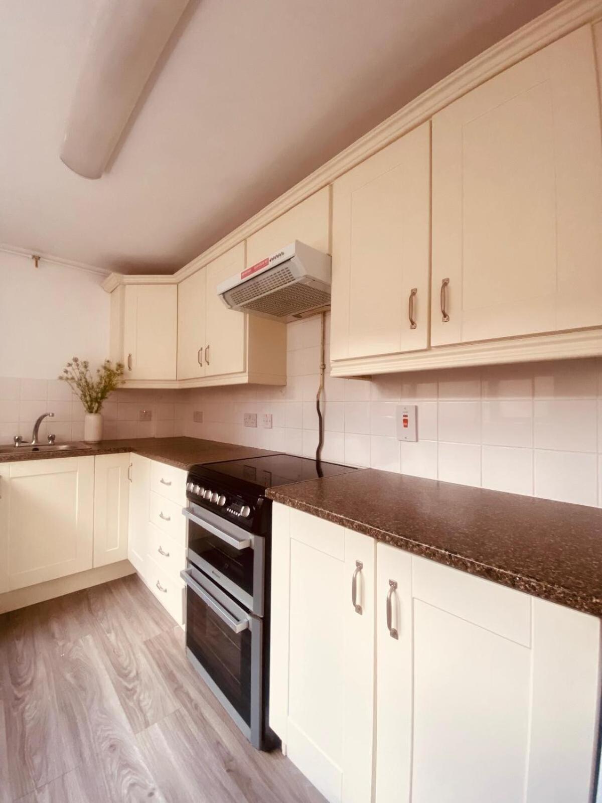 Spacious 2bed - 10 Mins To City - Free Parking