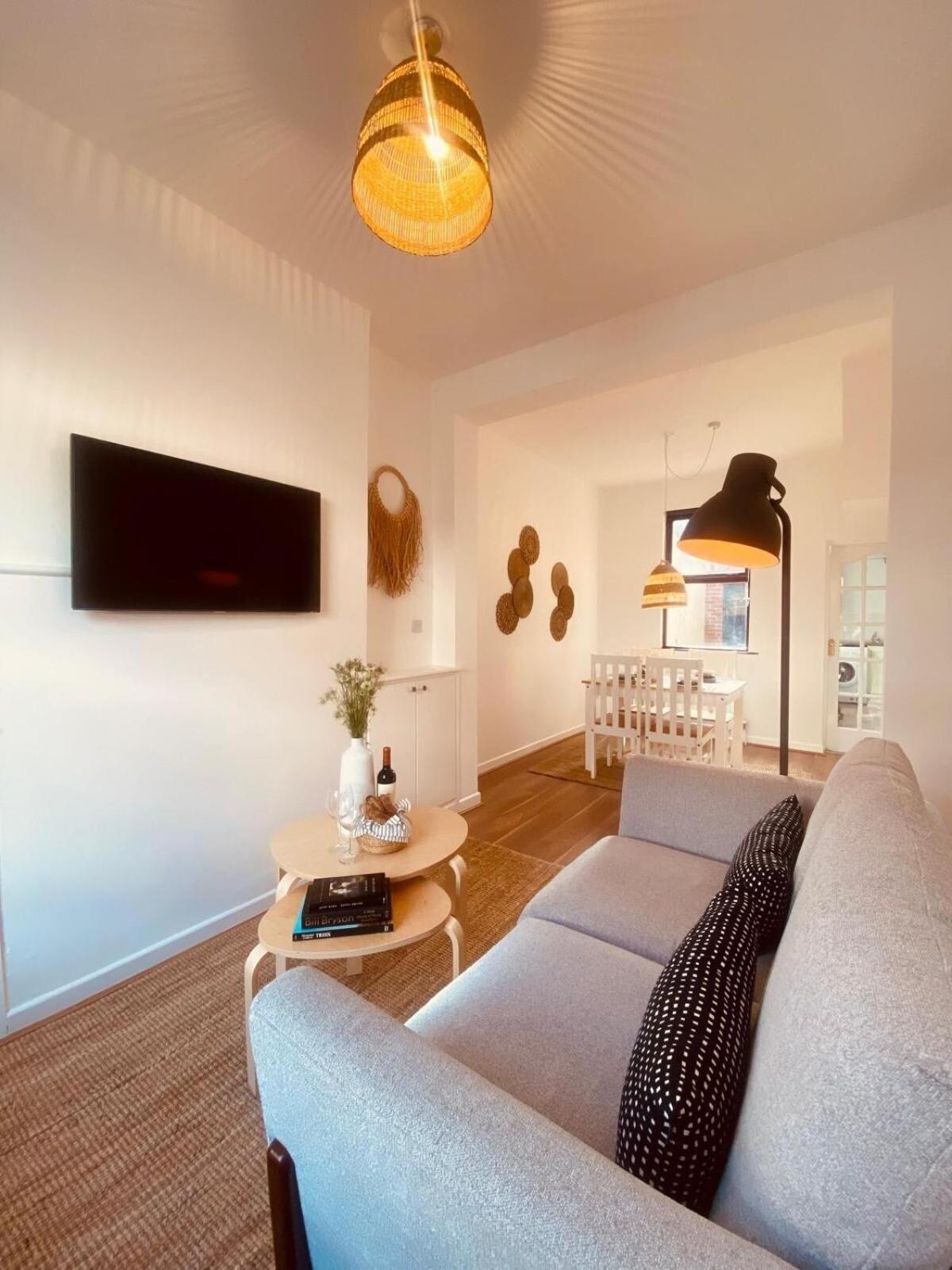 Spacious 2bed - 10 Mins To City - Free Parking * Belfast