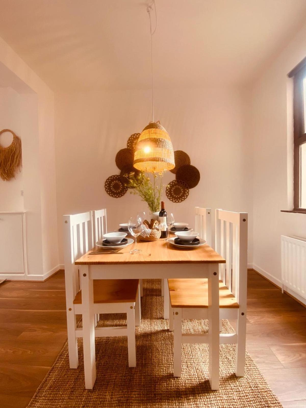 Spacious 2bed - 10 Mins To City - Free Parking Holiday home *