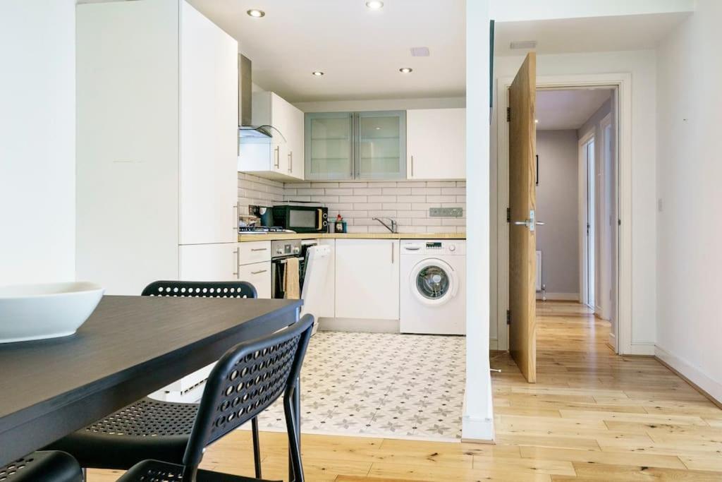 Stylish Centre 2 Bedroom With Cityscape View Apartment *